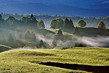 Photo du plateau de Bellecombe au lever du jour avec brume et soleil