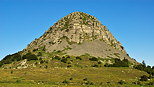 Photo du Mont Gerbier de Jonc sur fond de ciel bleu