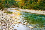 Photo de la rivière de la Drôme à Die en automne