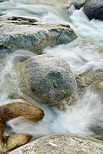 Photo de l'eau et des rochers dans la rivière de l'Abatesco en Haute Corse