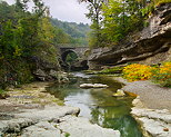 Photo de la rivière des Usses avec les premières couleurs d'automne