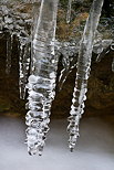 Photo de stalactites de glace en hiver dans le ruisseau du Fornant - Haute Savoie