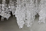 Image de stalactites de glace dans la rivière du Fornant en Haute Savoie