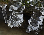 Image de stalactites de glace au dessus du torrent du Fornant en Haute Savoie