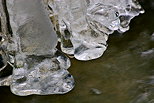 Photographie de stalactites de glace au dessus de l'eau du Fornant en Haute Savoie