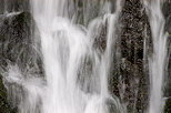 Photo en gros plan d'une petite cascade de printemps dans le Parc National des Cévennes