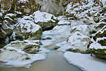 Photo de la rivière du Fornant sous la neige et la glace pendant l'hiver 2012