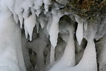 Photo de stalactites de glace dans la rivire du Fornant durant l'hiver 2012