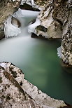 Image d'une cascade entre des stalactites de glace dans la rivière du Fornant.