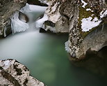 Photographie d'une petite cascade d'hiver dans la rivire du Fornant