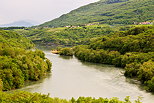 Photographie de la vallée du Rhône bordée de forêts verdoyantes