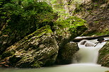 Photographie d'une cascade de printemps dans la rivière du Fornant en Haute Savoie