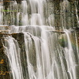 Photo d'un détail de chute d'eau sur la cascade de l'Eventail dans le Jura
