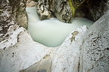 Image de cascade et de berges calcaires dans le torrent du Fornant en Haute Savoie