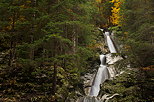 Photo de l'ambiance d'automne autour de la cascade de la Diomaz à Bellevaux en Haute Savoie