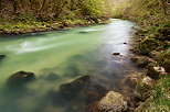 Photo de la rivière sauvage de la Valserine sous la lumière du crépuscule