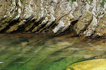 Image des berges rocheuses de la rivière du Chéran en été