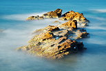 Image de rochers dans les vagues de la mediterranee - pose longue