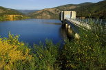 Image du lac du barrage de la Verne au printemps. Massif des Maures