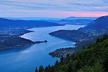 Photographie du lever du jour sur le lac d'Annecy depuis le col de la Forclaz