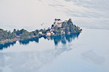 Photographie du château de Duingt sur le lac d'Annecy vu depuis le Col de la Forclaz