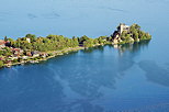 Photo de la presqu'île et du château de Duingt sur le lac d'Annecy