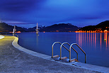 Photo de l'heure bleue sur la plage du Palais de l'Impérial au bord du lac d'Annecy