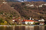 Photographie du village de Talloires et de son Abbaye sur les bords du lac d'Annecy au printemps