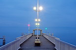 Photographie des réverbères au crépuscule sur le ponton du Port de Rives à Thonon les bains