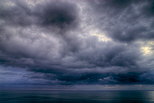 Photographie HDR d'un ciel d'orage sur la mer Méditerranée en Corse