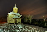 Photo des illuminations nocturnes sur la chapelle de Saint Jean à Chaumont - Haute Savoie