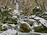 Image de la cascade de Barbannaz entourée par la neige et la glace