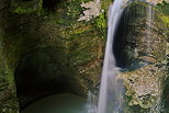 Image d'une petite cascade dans les rochers des Pertes de la Valserine