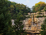 Image de la partie supérieure de la cascade de la Queue de Cheval dans le Parc Naturel Régional du Haut Jura