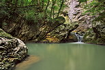 Image d'une petite cascade se déversant dans un trou d'eau dans la rivière du Fornant